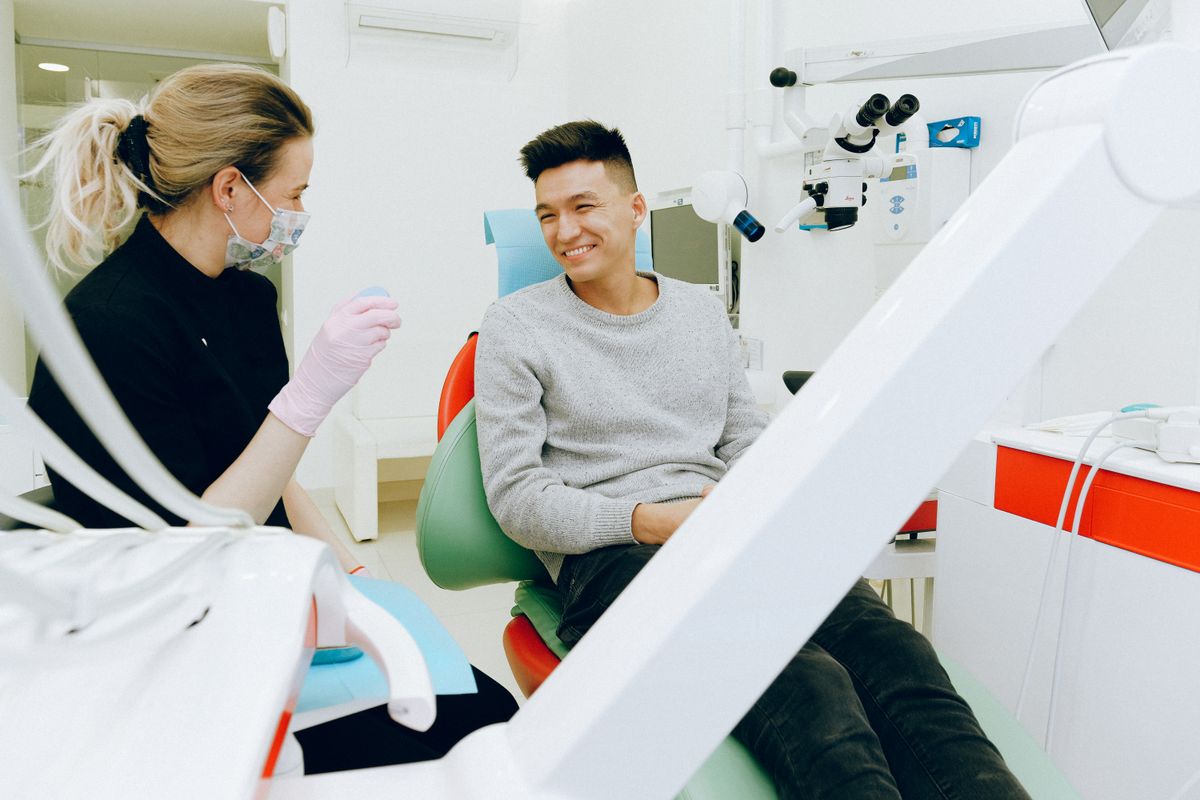 Denova Diş Kliniği'nde hekim ve mutlu hasta