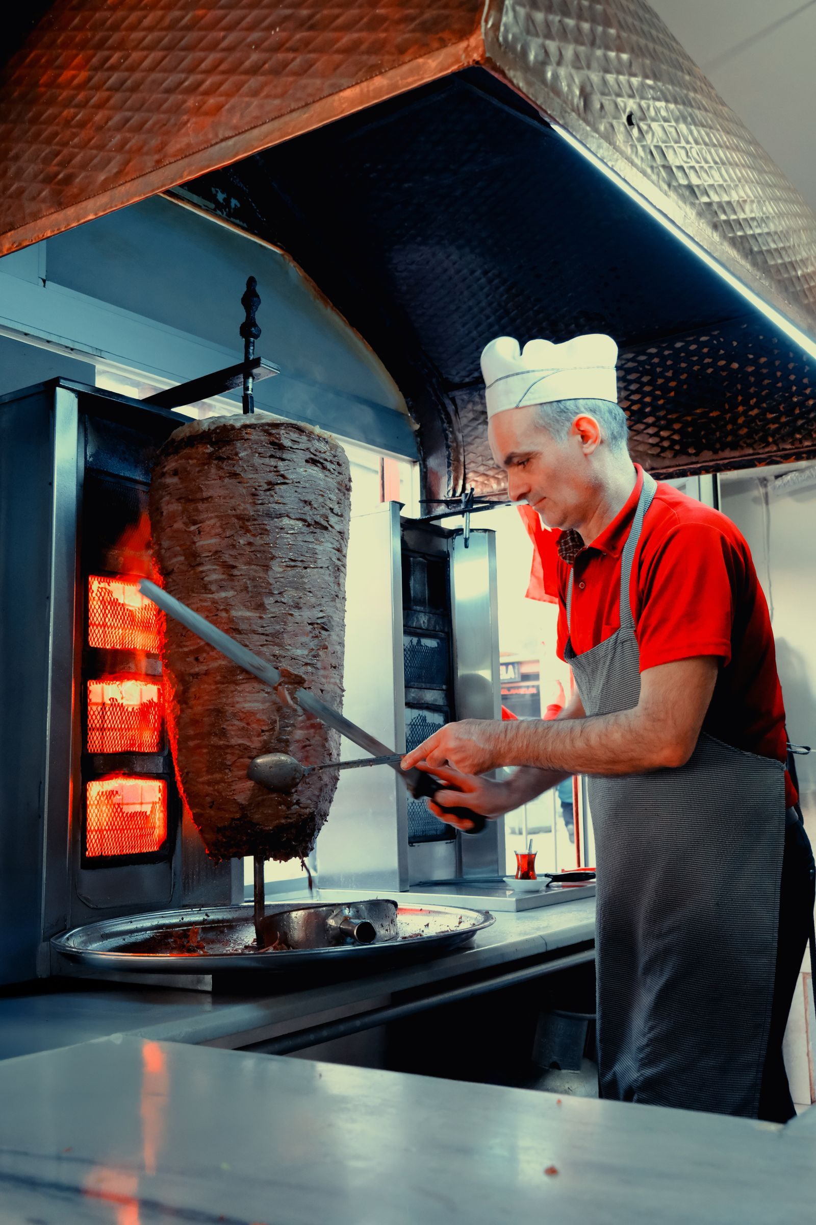 İsm-Et ustası dikey ocakta yaprak et döner kesiyor