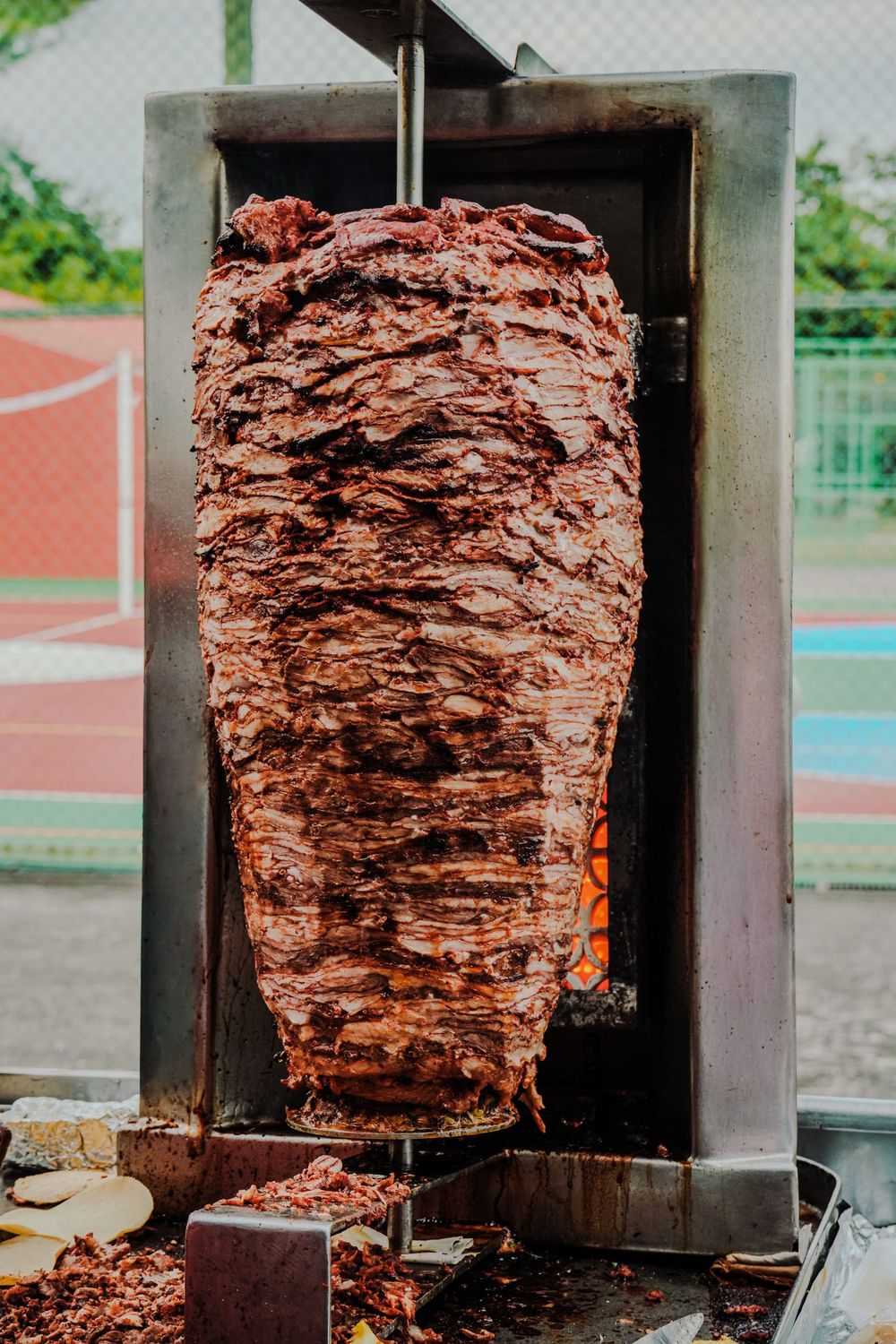 Dikey ocakta dönen yaprak et döner şişi